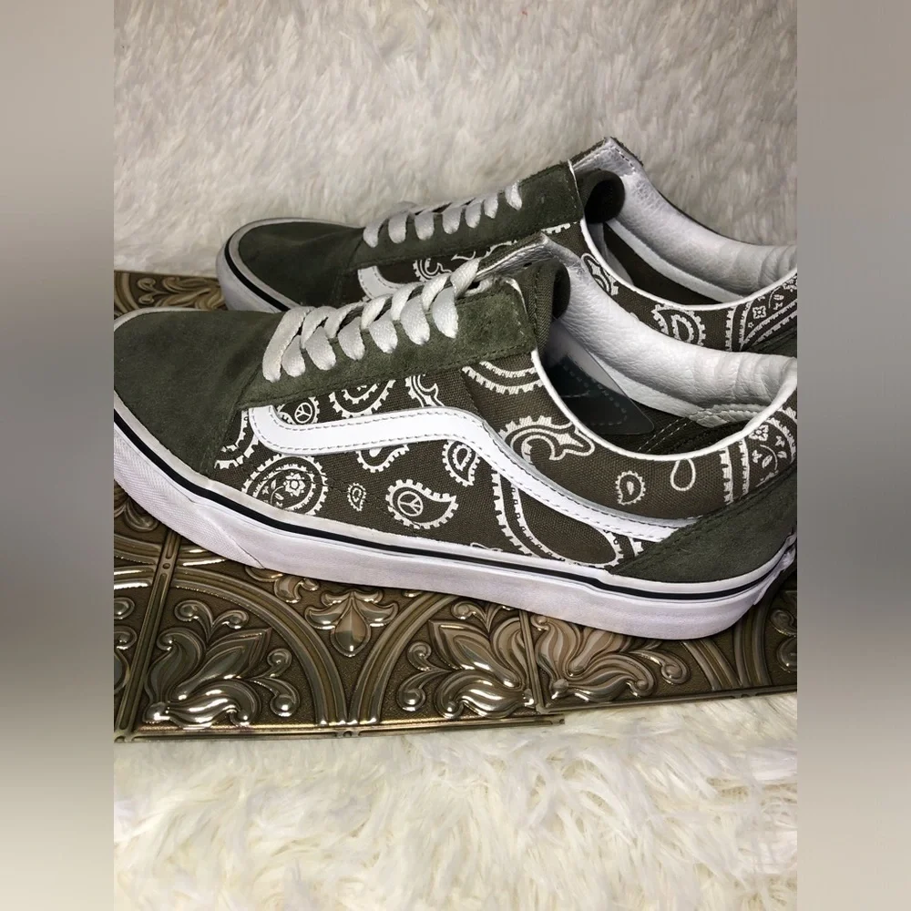 Vans Men's Green Paisley Sneakers size 7 Women’s 8.5